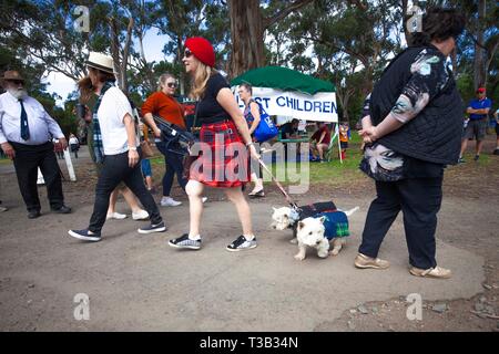 (190408) - BUNDANOON, April 8, 2019 (Xinhua) - ein Besucher und ihre Hunde sind in traditionelle schottische Kleidung während der jährlichen Bundanoon Highland Gathering gekleidet in der Gemeinde Bundanoon, Australien, am 6. April 2019. Die jährlichen Bundanoon Highland Gathering geöffnet am Samstag in Bundanoon, eine Autostunde von der australischen Hauptstadt Canberra. Die jährliche Versammlung zu feiern, Nachfahren der Schottischen und Besucher der Veranstaltung wird herausgeputzt werden. Schweres Gewicht Meisterschaften, verschiedenen Highland Dancing und Pipe Bands marschieren haben herkömmliche Veranstaltungen wurde der Veranstaltung. (Xinhua / Pan Xian Stockfoto