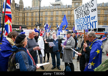 Westminster, London, Großbritannien. 8 Apr, 2019. Eine Gruppe von Musiker außerhalb der Häuser des Parlaments zu protestieren. Der britische Premierminister Theresa darf, wird in Berlin und Paris am Dienstag, den 9. April mit Bundeskanzlerin Angela Merkel und Präsident der Französischen - Emmanuel längestrich vor einer Kreditklemme Brexit Gipfel in Brüssel am Mittwoch, den 10. April. Credit: Dinendra Haria/Alamy leben Nachrichten Stockfoto