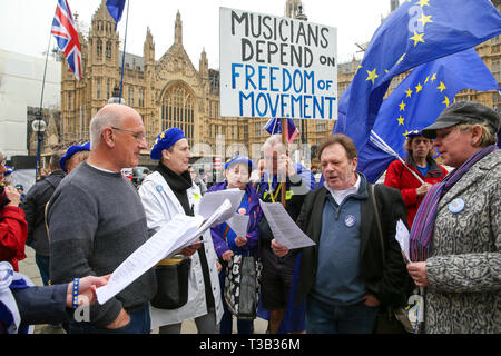 Westminster, London, Großbritannien. 8 Apr, 2019. Eine Gruppe von Musiker außerhalb der Häuser des Parlaments zu protestieren. Der britische Premierminister Theresa darf, wird in Berlin und Paris am Dienstag, den 9. April mit Bundeskanzlerin Angela Merkel und Präsident der Französischen - Emmanuel längestrich vor einer Kreditklemme Brexit Gipfel in Brüssel am Mittwoch, den 10. April. Credit: Dinendra Haria/Alamy leben Nachrichten Stockfoto