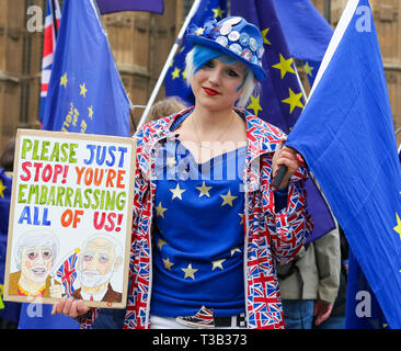 Westminster, London, Großbritannien. 8 Apr, 2019. Madeleina Kay eine anti-Brexit Mitkämpfer außerhalb der Häuser des Parlaments zu protestieren. Der britische Premierminister Theresa darf, wird in Berlin und Paris am Dienstag, den 9. April mit Bundeskanzlerin Angela Merkel und Präsident der Französischen - Emmanuel längestrich vor einer Kreditklemme Brexit Gipfel in Brüssel am Mittwoch, den 10. April. Credit: Dinendra Haria/Alamy leben Nachrichten Stockfoto