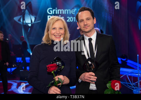 Von links: Maren KROYMANN, Schauspielerin, Sebastian COLLEY, Autor, endgültige Foto mit den Preisträgern, die 54Th Präsentation des Adolf-Grimme-Preis den Adolf Grimme Preis Grimme Preis in Marl, 05.04.2019. | Verwendung weltweit Stockfoto