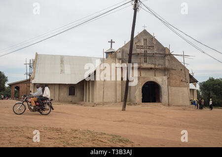 Nakivale, isingiro Distrikt, Uganda. 15 Sep, 2018. Flüchtlinge gesehen, vorbei an einer Kirche in Nakivale refugee Settlement south west Uganda. Nakivale 1958 gegründet wurde und offiziell anerkannt als Flüchtling Abrechnung in 1960. Die Siedlung beherbergt mehr als 100.000 Flüchtlinge aus Burundi, der Demokratischen Republik Kongo, Eritrea, Äthiopien, Ruanda, Somalia, Sudan, und im Südsudan. Credit: Sally Hayden/SOPA Images/ZUMA Draht/Alamy leben Nachrichten Stockfoto