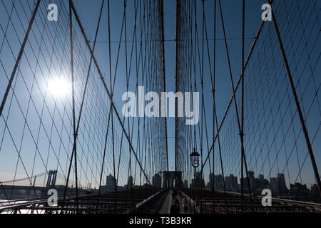 New York, USA. 03 Apr, 2019. Teile der Brooklyn Bridge im Licht der Morgensonne. Foto: Ralf Hirschberger/dpa/Alamy leben Nachrichten Stockfoto