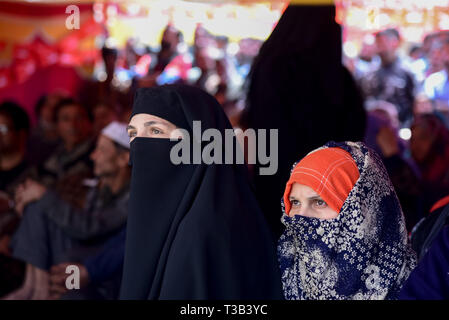 Srinagar, Kashmir. 8 Apr, 2019. Unterstützer von Indiens politische Partei Nationale Konferenz werden gesehen, der Teilnahme an einer Wahl Rallye vor der bevorstehenden Wahlen in Srinagar. Kredit Idrees: Abbas/SOPA Images/ZUMA Draht/Alamy leben Nachrichten Stockfoto