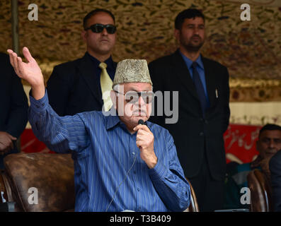 Srinagar, Kashmir. 8 Apr, 2019. Präsident von Indiens politische Partei Nationale Konferenz Farooq Abdullah gesehen seine Anhänger Adressierung während einer Wahlkampagne Rallye vor der bevorstehenden Wahlen in Srinagar. Kredit Idrees: Abbas/SOPA Images/ZUMA Draht/Alamy leben Nachrichten Stockfoto