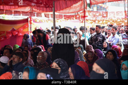 Srinagar, Kashmir. 8 Apr, 2019. Unterstützer von Indiens politische Partei Nationale Konferenz werden gesehen, der Teilnahme an einer Wahl Rallye vor der bevorstehenden Wahlen in Srinagar. Kredit Idrees: Abbas/SOPA Images/ZUMA Draht/Alamy leben Nachrichten Stockfoto