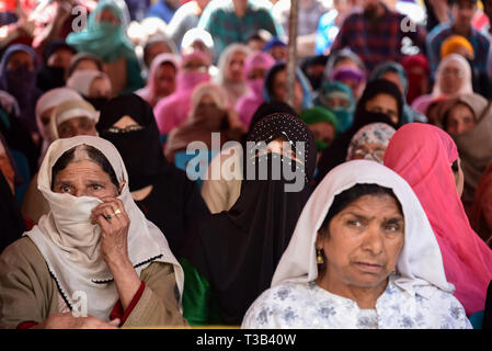 Srinagar, Kashmir. 8 Apr, 2019. Unterstützer von Indiens politische Partei Nationale Konferenz werden gesehen, der Teilnahme an einer Wahl Rallye vor der bevorstehenden Wahlen in Srinagar. Kredit Idrees: Abbas/SOPA Images/ZUMA Draht/Alamy leben Nachrichten Stockfoto