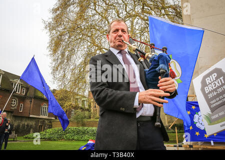 Westminster, Großbritannien, 08. April 2019. Alastair Campbell spielt seine Dudelsäcke, der entlang der Demonstranten zu singen. Anti-Brexit Sodem, Gruppe von Demonstranten vor dem Parlament in Westminster haben eine 'Brexit singen Aus" organisiert und werden von Yorkshire für Europa beigetreten, die Opernsängerin Dame Sarah Connolly, Journalist und ehemalige Arbeit Kommunikation Regisseur Alastair Campbell und andere für eine musikalische Protest gegen Brexit. Credit: Imageplotter/Alamy leben Nachrichten Stockfoto