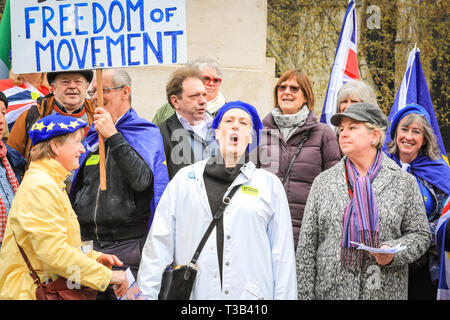 Westminster, Großbritannien, 08. April 2019. Opernsängerin Dame Sarah Connelly, Mitte, macht die ca für die Freiheit von Musikern der Bewegung. Anti-Brexit Sodem, Gruppe von Demonstranten vor dem Parlament in Westminster haben eine 'Brexit singen Aus" organisiert und werden von Yorkshire für Europa beigetreten, Dame Sarah Connelly, Alastair Campbell und andere für eine musikalische Protest gegen Brexit. Credit: Imageplotter/Alamy leben Nachrichten Stockfoto