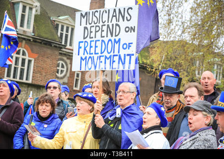 Westminster, Großbritannien, 08. April 2019. Anti-Brexit Sodem, Gruppe von Demonstranten vor dem Parlament in Westminster haben eine 'Brexit singen Aus" organisiert und werden von Yorkshire für Europa beigetreten, die Opernsängerin Dame Sarah Connolly, Journalist und ehemalige Arbeit Kommunikation Regisseur Alastair Campbell und andere für eine musikalische Protest gegen Brexit. Credit: Imageplotter/Alamy leben Nachrichten Stockfoto