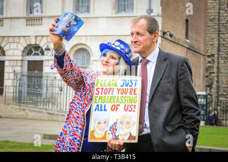 Westminster, Großbritannien, 08. April 2019. Aktivist Madeleine Kay hat eine selfie mit Alastair Campbell. Anti-Brexit Sodem, Gruppe von Demonstranten vor dem Parlament in Westminster haben eine 'Brexit singen Aus" organisiert und werden von Yorkshire für Europa beigetreten, die Opernsängerin Dame Sarah Connolly, Journalist und ehemalige Arbeit Kommunikation Regisseur Alastair Campbell und andere für eine musikalische Protest gegen Brexit. Credit: Imageplotter/Alamy leben Nachrichten Stockfoto