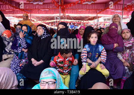 Srinagar, Kashmir. 8 Apr, 2019. Unterstützer von Indiens politische Partei Nationale Konferenz werden gesehen, der Teilnahme an einer Wahl Rallye vor der bevorstehenden Wahlen in Srinagar. Kredit Idrees: Abbas/SOPA Images/ZUMA Draht/Alamy leben Nachrichten Stockfoto