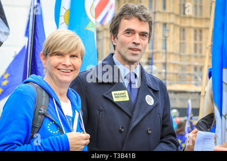 Westminster, Großbritannien, 08. April 2019 Liberaldemokratischen MP Tom Bremse schließt sich der Demonstranten. Anti-Brexit Sodem, Gruppe von Demonstranten vor dem Parlament in Westminster haben eine 'Brexit singen Aus" organisiert und werden von Yorkshire für Europa beigetreten, die Opernsängerin Dame Sarah Connolly, Journalist und ehemalige Arbeit Kommunikation Regisseur Alastair Campbell und andere für eine musikalische Protest gegen Brexit. Credit: Imageplotter/Alamy leben Nachrichten Stockfoto