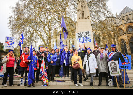 Westminster, Großbritannien, 08. April 2019. Anti-Brexit Sodem, Gruppe von Demonstranten vor dem Parlament in Westminster haben eine 'Brexit singen Aus" organisiert und werden von Yorkshire für Europa beigetreten, die Opernsängerin Dame Sarah Connolly, Journalist und ehemalige Arbeit Kommunikation Regisseur Alastair Campbell und andere für eine musikalische Protest gegen Brexit. Credit: Imageplotter/Alamy leben Nachrichten Stockfoto