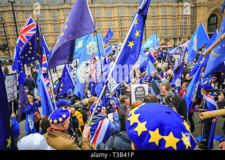 Westminster, Großbritannien, 08. April 2019. Anti-Brexit Sodem, Gruppe von Demonstranten vor dem Parlament in Westminster haben eine 'Brexit singen Aus" organisiert und werden von Yorkshire für Europa beigetreten, die Opernsängerin Dame Sarah Connolly, Journalist und ehemalige Arbeit Kommunikation Regisseur Alastair Campbell und andere für eine musikalische Protest gegen Brexit. Credit: Imageplotter/Alamy leben Nachrichten Stockfoto