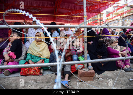 Srinagar, Kashmir. 8 Apr, 2019. Unterstützer von Indiens politische Partei Nationale Konferenz werden gesehen, der Teilnahme an einer Wahl Rallye vor der bevorstehenden Wahlen in Srinagar. Kredit Idrees: Abbas/SOPA Images/ZUMA Draht/Alamy leben Nachrichten Stockfoto