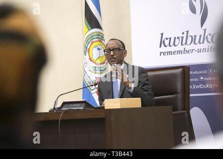 Kigali, Ruanda. 8 Apr, 2019. Ruandischen Präsidenten Paul Kagame spricht auf einer Pressekonferenz in Kigali, Ruanda, April 8, 2019. Die Bemühungen der französische Präsident Emmanuel Längestrich gemacht ist "signifikante Fortschritte" zur Untersuchung der Rolle Frankreichs in der Völkermord von 1994 gegen die Tutsi in Ruanda, Kagame sagte am Montag. Credit: Lyu Tianran/Xinhua/Alamy leben Nachrichten Stockfoto