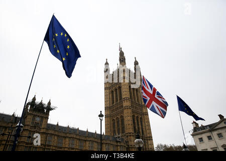 London, UK, UK. 8 Apr, 2019. Flaggen von Europa und Union Jack Flagge sind außerhalb der Häuser des Parlaments zu sehen. Der britische Premierminister Theresa darf, wird in Berlin und Paris am Dienstag, den 9. April mit Bundeskanzlerin Angela Merkel und Präsident der Französischen - Emmanuel längestrich vor einer Kreditklemme Brexit Gipfel in Brüssel am Mittwoch, den 10. April. Credit: Dinendra Haria/SOPA Images/ZUMA Draht/Alamy leben Nachrichten Stockfoto