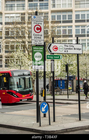 London, Großbritannien. 8. April 2019. Transport for London bringen die neuen "Ultra Low Emission Zone" (ULEZ) mit neuen Beschilderungen in Central London (hier an der Elephant und Castle im Süden Londons). Die ULEZ, die am 8. April 2019 beeinflussen deckt denselben Bereich wie der London Congestion Zone und wird Ende 2021 in den Bereich von der North & South Circular Straßen (im selben Bereich wie der aktuelle Low Emission Zone begrenzt erweitert werden. Stockfoto