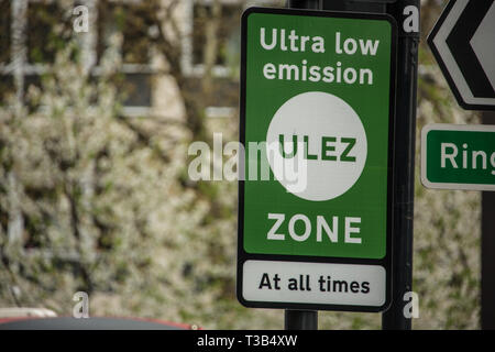 London, Großbritannien. 8. April 2019. Transport for London bringen die neuen "Ultra Low Emission Zone" (ULEZ) mit neuen Beschilderungen in Central London (hier an der Elephant und Castle im Süden Londons). Die ULEZ, die am 8. April 2019 beeinflussen deckt denselben Bereich wie der London Congestion Zone und wird Ende 2021 in den Bereich von der North & South Circular Straßen (im selben Bereich wie der aktuelle Low Emission Zone begrenzt erweitert werden. Stockfoto