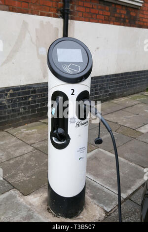 London, UK, UK. 8 Apr, 2019. Ein Elektroauto Aufladepunkt in London gesehen. Um zu helfen, die Luftqualität zu verbessern, ein Ultra Low Emission Zone (ULEZ), in Kraft getreten am Montag, den 8. April 2019 kam, arbeitet jetzt 24 Stunden am Tag, 7 Tage in der Woche, in der gleichen Gegend von Central London die City-maut. Der Fahrer muss die ULEZ Emissionsstandards erfüllen oder haben eine tägliche Gebühr zu zahlen, neben der Congestion Charge innerhalb der Zone zu fahren. Credit: Dinendra Haria/SOPA Images/ZUMA Draht/Alamy leben Nachrichten Stockfoto