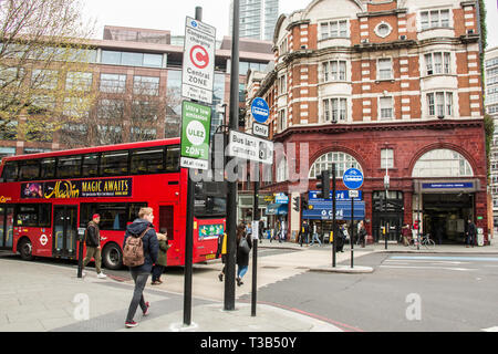 London, Großbritannien. 8. April 2019. Transport for London bringen die neuen "Ultra Low Emission Zone" (ULEZ) mit neuen Beschilderungen in Central London (hier an der Elephant und Castle im Süden Londons). Die ULEZ, die am 8. April 2019 beeinflussen deckt denselben Bereich wie der London Congestion Zone und wird Ende 2021 in den Bereich von der North & South Circular Straßen (im selben Bereich wie der aktuelle Low Emission Zone begrenzt erweitert werden. Stockfoto