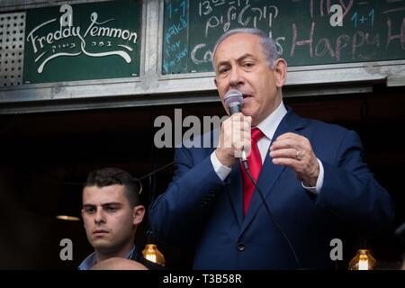 Jerusalem Naher Osten. 8 Apr, 2019. Der israelische Ministerpräsident und der Vorsitzende der Likud-partei von Benjamin Netanyahu (R) spricht, als er die Mahane Yehuda Markt während der letzten Phase der Wahlkampf in Jerusalem Touren, am 8. April 2019. Israel wird zu den Abstimmungen gehen am 9. April. Credit: Jini/Xinhua/Alamy leben Nachrichten Stockfoto