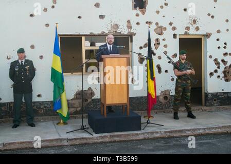 Kigali, Ruanda. 8 Apr, 2019. Der belgische Premierminister Charles Michel (C) liefert eine Rede an die belgische Blauhelme Memorial in Kigali, der Hauptstadt Ruandas, am 8. April 2019. Der belgische Premierminister Charles Michel am Montag würdigte die 10 belgischen Soldaten zu Beginn des Völkermords von 1994 gegen die Tutsi in Ruanda getötet an belgische Blauhelme Memorial in Kigali. Credit: Cyril Ndegeya/Xinhua/Alamy leben Nachrichten Stockfoto