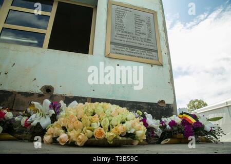 Kigali, Ruanda. 8 Apr, 2019. Blumen sind auf dem Boden in die Belgische Blauhelme Memorial in Kigali, der Hauptstadt Ruandas, am 8. April 2019. Der belgische Premierminister Charles Michel am Montag würdigte die 10 belgischen Soldaten zu Beginn des Völkermords von 1994 gegen die Tutsi in Ruanda getötet an belgische Blauhelme Memorial in Kigali. Credit: Cyril Ndegeya/Xinhua/Alamy leben Nachrichten Stockfoto