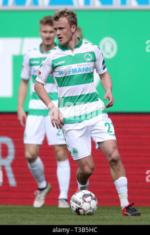 07 April 2019, Bayern, Fürth: Fussball: 2. Bundesliga, SpVgg Greuther Fürth - Darmstadt 98, 28. Spieltag, im Sportpark Ronhof Thomas Sommer. Nik Omladic aus Fürth spielt den Ball. Foto: Daniel Karmann/dpa - WICHTIGER HINWEIS: In Übereinstimmung mit den Anforderungen der DFL Deutsche Fußball Liga oder der DFB Deutscher Fußball-Bund ist es untersagt, zu verwenden oder verwendet Fotos im Stadion und/oder das Spiel in Form von Bildern und/oder Videos - wie Foto Sequenzen getroffen haben. Stockfoto