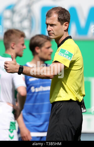 07 April 2019, Bayern, Fürth: Fussball: 2. Bundesliga, SpVgg Greuther Fürth - Darmstadt 98, 28. Spieltag, im Sportpark Ronhof Thomas Sommer. Der Schiedsrichter, Rene Rohde. Foto: Daniel Karmann/dpa - WICHTIGER HINWEIS: In Übereinstimmung mit den Anforderungen der DFL Deutsche Fußball Liga oder der DFB Deutscher Fußball-Bund ist es untersagt, zu verwenden oder verwendet Fotos im Stadion und/oder das Spiel in Form von Bildern und/oder Videos - wie Foto Sequenzen getroffen haben. Stockfoto