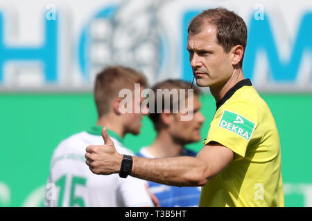 07 April 2019, Bayern, Fürth: Fussball: 2. Bundesliga, SpVgg Greuther Fürth - Darmstadt 98, 28. Spieltag, im Sportpark Ronhof Thomas Sommer. Der Schiedsrichter, Rene Rohde. Foto: Daniel Karmann/dpa - WICHTIGER HINWEIS: In Übereinstimmung mit den Anforderungen der DFL Deutsche Fußball Liga oder der DFB Deutscher Fußball-Bund ist es untersagt, zu verwenden oder verwendet Fotos im Stadion und/oder das Spiel in Form von Bildern und/oder Videos - wie Foto Sequenzen getroffen haben. Stockfoto