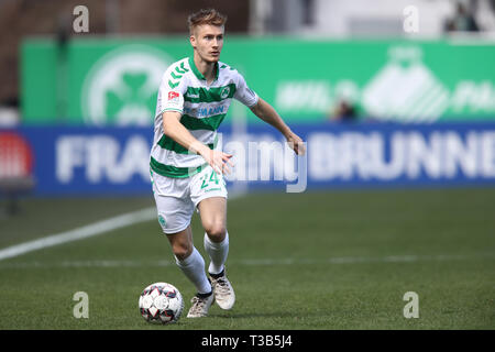 07 April 2019, Bayern, Fürth: Fussball: 2. Bundesliga, SpVgg Greuther Fürth - Darmstadt 98, 28. Spieltag, im Sportpark Ronhof Thomas Sommer. Maximilian Sauer aus Fürth spielt den Ball. Foto: Daniel Karmann/dpa - WICHTIGER HINWEIS: In Übereinstimmung mit den Anforderungen der DFL Deutsche Fußball Liga oder der DFB Deutscher Fußball-Bund ist es untersagt, zu verwenden oder verwendet Fotos im Stadion und/oder das Spiel in Form von Bildern und/oder Videos - wie Foto Sequenzen getroffen haben. Stockfoto