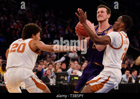 April 04, 2019: Lipscomb Bisons guard Garnison Mathews (24) fährt durch Texas Longhorns, Jericho Sims (20) und die Texas Longhorns guard Matt Coleman III (2) am Ende des NIT Turnier Spiel zwischen der Texas Longhorns und die Lipscomb Bisons im Madison Square Garden, New York, New York. Obligatorische Credit: Kostas Lymperopoulos/CSM Stockfoto