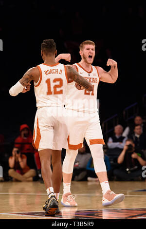 April 04, 2019: Texas Longhorns guard Kerwin Roach II (12) und die Texas Longhorns, Dylan Osetkowski (21) sind bei der Endrunde der NIT Turnier Spiel zwischen der Texas Longhorns und die Lipscomb Bisons im Madison Square Garden, New York City, New York, aufgeregt. Obligatorische Credit: Kostas Lymperopoulos/CSM Stockfoto