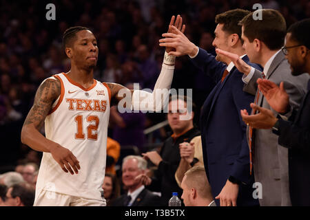April 04, 2019: Texas Longhorns guard Kerwin Roach II (12) kommt auf die Bank an der Endrunde des NIT Turnier Spiel zwischen der Texas Longhorns und die Lipscomb Bisons im Madison Square Garden, New York, New York. Die Texas Longhorns Niederlage der Lipscomb Bisons 81-66. Obligatorische Credit: Kostas Lymperopoulos/CSM Stockfoto