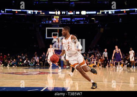 April 04, 2019: Texas Longhorns guard Kerwin Roach II (12) Laufwerke an den Korb an der Endrunde des NIT Turnier Spiel zwischen der Texas Longhorns und die Lipscomb Bisons im Madison Square Garden, New York, New York. Die Texas Longhorns Niederlage der Lipscomb Bisons 81-66. Obligatorische Credit: Kostas Lymperopoulos/CSM Stockfoto