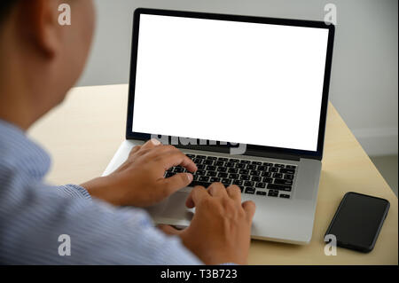 Mann bei der Arbeit auf seinem Laptop mit leeren Kopie Raum Laptop mit leerer Bildschirm Mock up Leerer Bildschirm computer Stockfoto