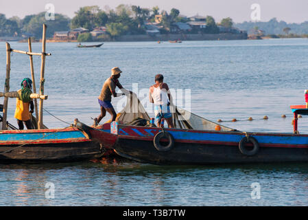 Fischerboot auf See, kaptai Rangamati, Division Chittagong, Bangladesch Stockfoto