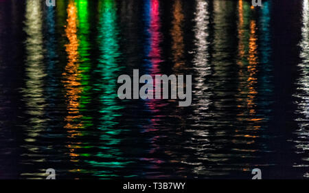 Nacht des Lichtes im Wasser von Kaptai See, Rangamati, Division Chittagong, Bangladesch wider Stockfoto