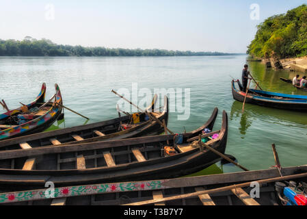 Fischerboote auf Kaptai See, Rangamati, Division Chittagong, Bangladesch Stockfoto