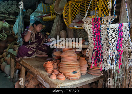 Verkauf von töpferwaren am lokalen Markt, Bandarban, Division Chittagong, Bangladesch Stockfoto