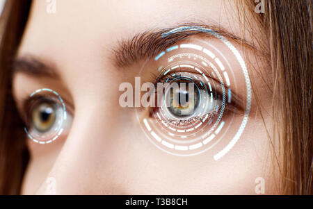 Digitale weibliche Auge im Prozess des Scannens. Stockfoto