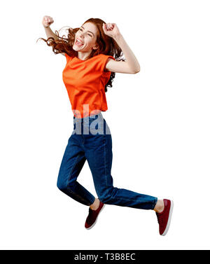 Volle Länge gerne Ingwer Frau in T-Shirt und Jeans springen. Stockfoto