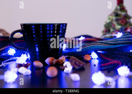 Heiße Schokolade mit Marshmallows und Dekorationen Stockfoto