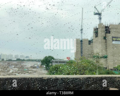 Der Regen auf Spiegel Auto mit Konstruktion website Hintergrund. Stockfoto