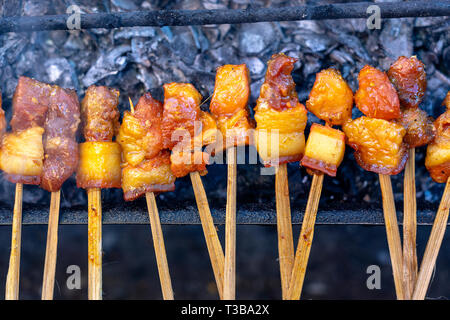 Indonesische gegrilltes Fleisch in bbq Holzspieße auf Street Market, Insel Bali, Ubud, in Indonesien, in der Nähe Stockfoto