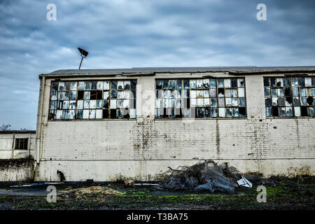 Verlassenen Fabrik mit vielen defekten Fenstern. Stockfoto