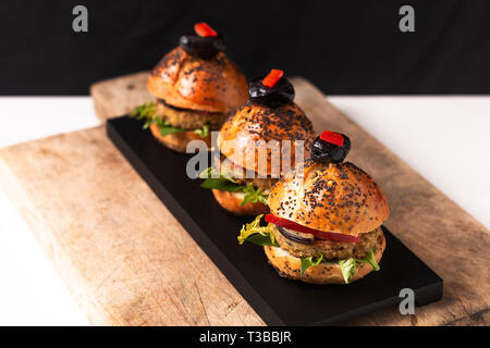 Gesunde Ernährung Konzept hausgemachte Vegan quinoa Hamburger auf Schwarz plat mit Kopie Raum Stockfoto