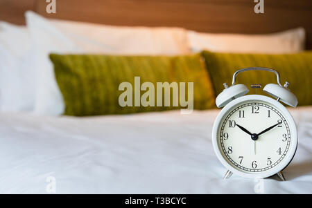 Vintage White Wecker im Schlafzimmer. Shopping zeit Hintergrund Konzept mit kopieren. Stockfoto